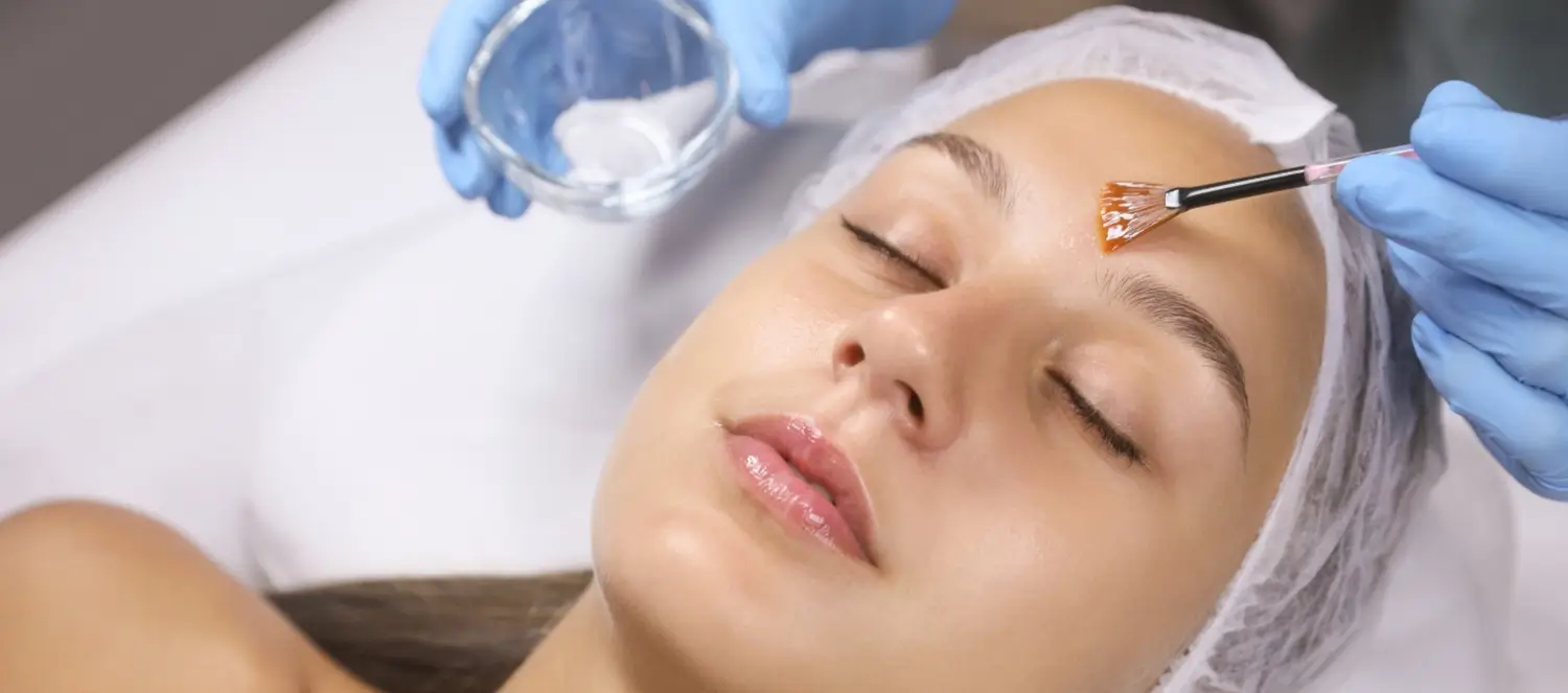 Peeling professionnel chez Juliette BBE – Le rituel scientifique pour une peau neuve Femme allongée recevant un soin peeling professionnel au pinceau chez Juliette, visage détendu et peau lumineuse, illustrant un soin régénérant et doux signé Mesoestetic à Saint-Genis-Laval.